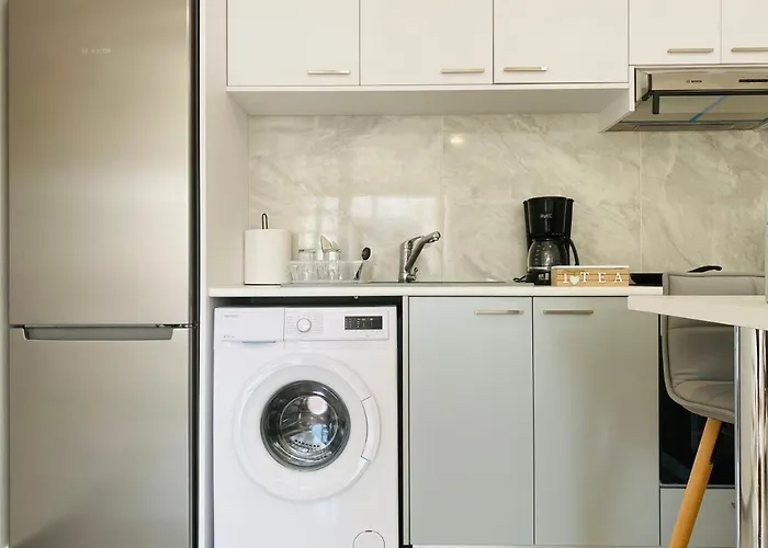 Pink Flamingo 1-Br Apartment In Larnaca