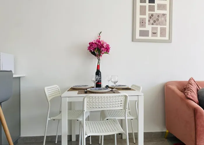 Pink Flamingo 1-Br Apartment In Larnaca